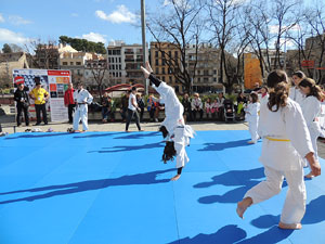 IV Jornada de l'Esport Femen&iacute; 2016 a la pla&ccedil;a Salvador Espriu, la de Francesc Calvet i Rubalcaba, i el riu Onyar