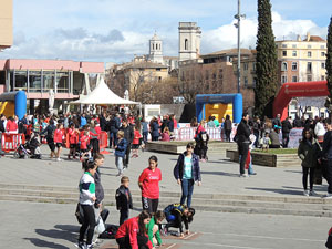 IV Jornada de l'Esport Femen&iacute; 2016 a la pla&ccedil;a Salvador Espriu, la de Francesc Calvet i Rubalcaba, i el riu Onyar