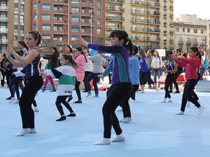IV Jornada de l'Esport Femen&iacute; 2016 a la pla&ccedil;a Salvador Espriu, la de Francesc Calvet i Rubalcaba, i el riu Onyar