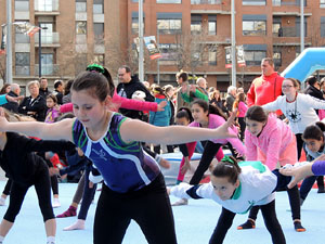 IV Jornada de l'Esport Femen&iacute; 2016 a la pla&ccedil;a Salvador Espriu, la de Francesc Calvet i Rubalcaba, i el riu Onyar
