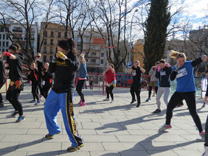 IV Jornada de l'Esport Femen&iacute; 2016 a la pla&ccedil;a Salvador Espriu, la de Francesc Calvet i Rubalcaba, i el riu Onyar