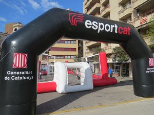 IV Jornada de l'Esport Femen&iacute; 2016 a la pla&ccedil;a Salvador Espriu, la de Francesc Calvet i Rubalcaba, i el riu Onyar