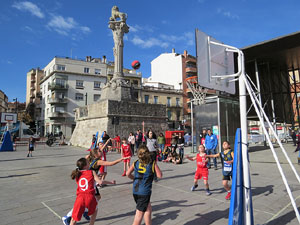 IV Jornada de l'Esport Femen&iacute; 2016 a la pla&ccedil;a Salvador Espriu, la de Francesc Calvet i Rubalcaba, i el riu Onyar