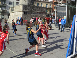 IV Jornada de l'Esport Femen&iacute; 2016 a la pla&ccedil;a Salvador Espriu, la de Francesc Calvet i Rubalcaba, i el riu Onyar