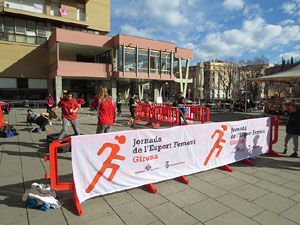 IV Jornada de l'Esport Femen&iacute; 2016 a la pla&ccedil;a Salvador Espriu, la de Francesc Calvet i Rubalcaba, i el riu Onyar