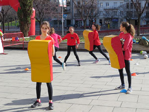 IV Jornada de l'Esport Femen&iacute; 2016 a la pla&ccedil;a Salvador Espriu, la de Francesc Calvet i Rubalcaba, i el riu Onyar