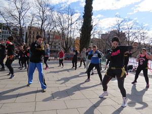 IV Jornada de l'Esport Femen&iacute; 2016 a la pla&ccedil;a Salvador Espriu, la de Francesc Calvet i Rubalcaba, i el riu Onyar
