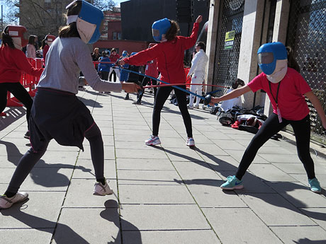 IV Jornada de l'Esport Femen&iacute; 2016 a la pla&ccedil;a Salvador Espriu, la de Francesc Calvet i Rubalcaba, i el riu Onyar