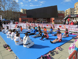 IV Jornada de l'Esport Femen&iacute; 2016 a la pla&ccedil;a Salvador Espriu, la de Francesc Calvet i Rubalcaba, i el riu Onyar