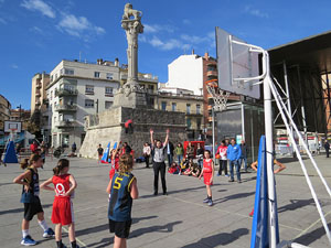IV Jornada de l'Esport Femen&iacute; 2016 a la pla&ccedil;a Salvador Espriu, la de Francesc Calvet i Rubalcaba, i el riu Onyar