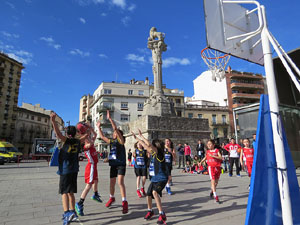 IV Jornada de l'Esport Femen&iacute; 2016 a la pla&ccedil;a Salvador Espriu, la de Francesc Calvet i Rubalcaba, i el riu Onyar