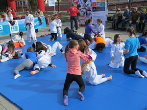 IV Jornada de l'Esport Femen&iacute; 2016 a la pla&ccedil;a Salvador Espriu, la de Francesc Calvet i Rubalcaba, i el riu Onyar