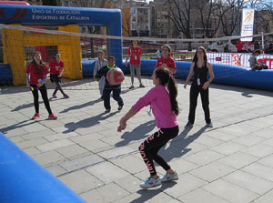 IV Jornada de l'Esport Femen&iacute; 2016 a la pla&ccedil;a Salvador Espriu, la de Francesc Calvet i Rubalcaba, i el riu Onyar
