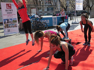 IV Jornada de l'Esport Femen&iacute; 2016 a la pla&ccedil;a Salvador Espriu, la de Francesc Calvet i Rubalcaba, i el riu Onyar
