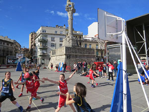 IV Jornada de l'Esport Femen&iacute; 2016 a la pla&ccedil;a Salvador Espriu, la de Francesc Calvet i Rubalcaba, i el riu Onyar