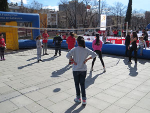 IV Jornada de l'Esport Femen&iacute; 2016 a la pla&ccedil;a Salvador Espriu, la de Francesc Calvet i Rubalcaba, i el riu Onyar