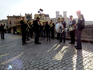 Nadal 2015 a Girona. 8&egrave; Mercat de la Volta Art Km 0. Cercavila musical amb Girona Marxing Band