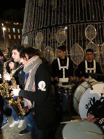 La Girona Marxing Band posa m&uacute;sica a l'encesa de llums a la pla&ccedil;a Catalunya
