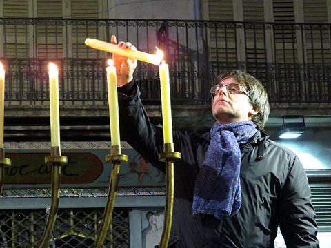 L'alcalde de Girona, Carles Puigdemont, encenent l'&uacute;ltima espelma