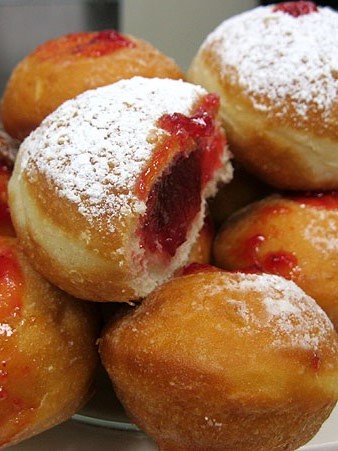 Sufganiot, una mena de bunyols rodons fregits i farcits amb melmelada o crema, cobert de sucre glac&eacute;