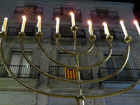 La hanukki&agrave; amb tots els llums encesos, al final de l'acte