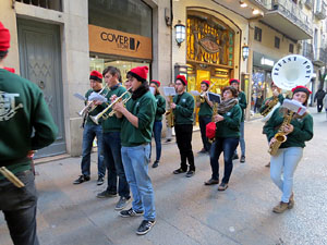 Nadal 2015 a Girona. Penjada del Tarl&agrave; de Nadal a l'Argenteria, acompanyat de la m&uacute;sica de la Bufant Fort Street Band 