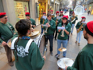 Nadal 2015 a Girona. Penjada del Tarl&agrave; de Nadal a l'Argenteria, acompanyat de la m&uacute;sica de la Bufant Fort Street Band 