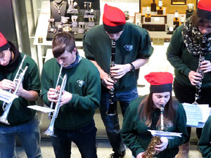 Nadal 2015 a Girona. Penjada del Tarl&agrave; de Nadal a l'Argenteria, acompanyat de la m&uacute;sica de la Bufant Fort Street Band 