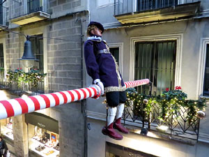 Nadal 2015 a Girona. Penjada del Tarl&agrave; de Nadal a l'Argenteria, acompanyat de la m&uacute;sica de la Bufant Fort Street Band 