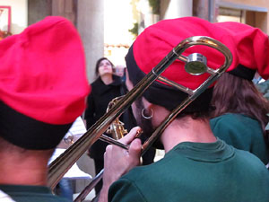 Nadal 2015 a Girona. Penjada del Tarl&agrave; de Nadal a l'Argenteria, acompanyat de la m&uacute;sica de la Bufant Fort Street Band 