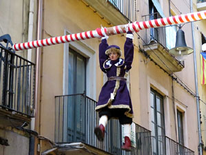 Nadal 2015 a Girona. Penjada del Tarl&agrave; de Nadal a l'Argenteria, acompanyat de la m&uacute;sica de la Bufant Fort Street Band 