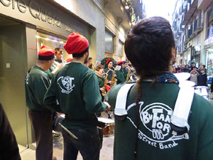 Nadal 2015 a Girona. Penjada del Tarl&agrave; de Nadal a l'Argenteria, acompanyat de la m&uacute;sica de la Bufant Fort Street Band 