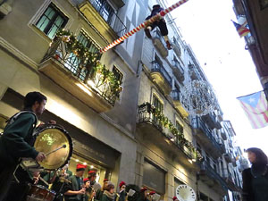 Nadal 2015 a Girona. Penjada del Tarl&agrave; de Nadal a l'Argenteria, acompanyat de la m&uacute;sica de la Bufant Fort Street Band 