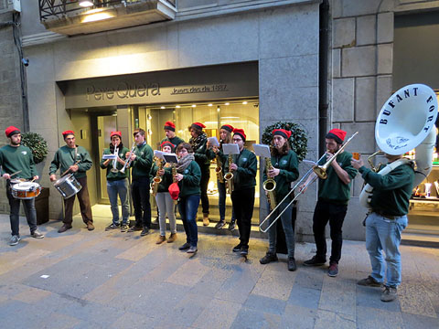 La Bufant Fort Street Band durant la penjada del Tarl&agrave; de Nadal