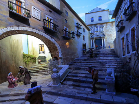 Un dels pessebres de l'exposici&oacute; ambientat en un indret ben t&iacute;pic de Girona, la pujada de Sant Dom&egrave;nec
