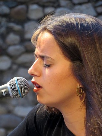 Emma Youth a la terrassa del Museu d'Hist&ograve;ria