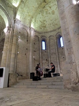 Actuaci&oacute; del duet Beats Wear Suit a la nau de Sant Pere de Galligants, seu del Museu d'Arqueologia de Catalunya - Girona