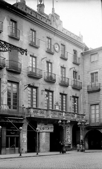 1914-1930. Fa&ccedil;ana de l'Ajuntament de Girona, a la pla&ccedil;a del Vi. A l'esquerra, el Caf&egrave; d'en Vila i a la dreta, la casa Carles