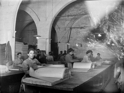 Dones treballant dins la f&agrave;brica de paper l'Aurora. 1900-1925
