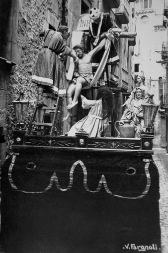 Pas de Setmana Santa que representa el davallament, davant de l'esgl&eacute;sia del Carme. Correspon al gremi de fusters. 1934