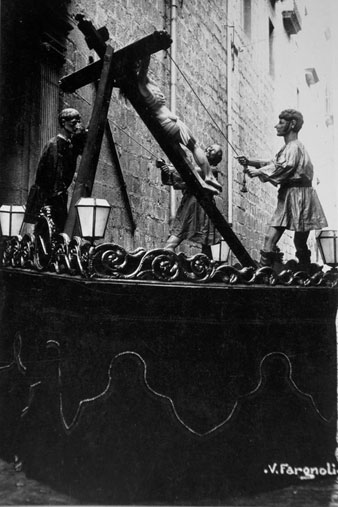 Pas de Setmana Santa que representa la crucifixi&oacute;, davant de l'esgl&eacute;sia del Carme. 1934
