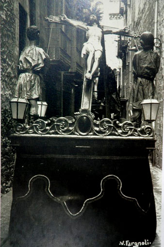 Pas de Setmana Santa que representa la crucifixi&oacute;, davant de l'esgl&eacute;sia del Carme. 1934