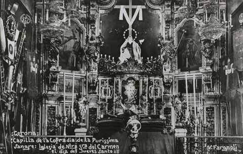 Vista de la Capella de la Confraria de la Pur&iacute;ssima Sang, a l'interior de l' Esgl&eacute;sia del Carme. S'observa l'ornamentaci&oacute; amb motiu del Dijous Sant. 1911-1936