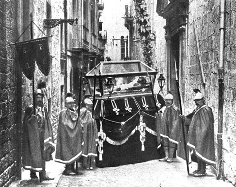 El pas del Sant Sepulcre sortint de l'esgl&eacute;sia del Carme custodiat pels Manaies. 1934