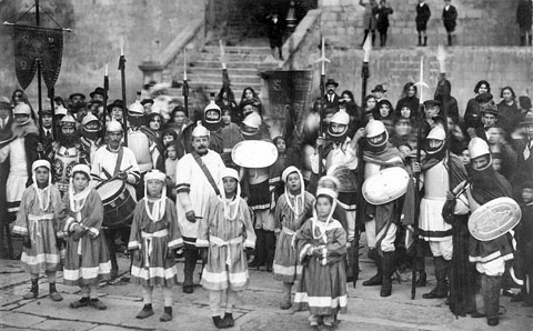 Retrat de grup dels manaies de Sant Daniel a la pla&ccedil;a dels Ap&ograve;stols. 1915