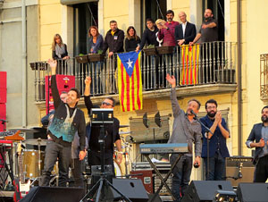 Festival Strenes 2016. Concert inaugural al terrat del punt d'Informaci&oacute; de la Rambla a c&agrave;rrec de Love of Lesbian