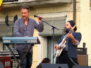 Festival Strenes 2016. Concert inaugural al terrat del punt d'Informaci&oacute; de la Rambla a c&agrave;rrec de Love of Lesbian