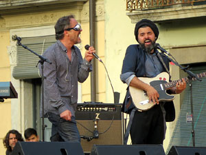 Festival Strenes 2016. Concert inaugural al terrat del punt d'Informaci&oacute; de la Rambla a c&agrave;rrec de Love of Lesbian