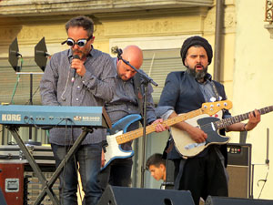 Festival Strenes 2016. Concert inaugural al terrat del punt d'Informaci&oacute; de la Rambla a c&agrave;rrec de Love of Lesbian