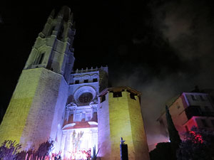 Temps de Flors 2016. Espectacle Lymbus, a c&agrave;rrec de Comediants, a les escales de Sant Feliu